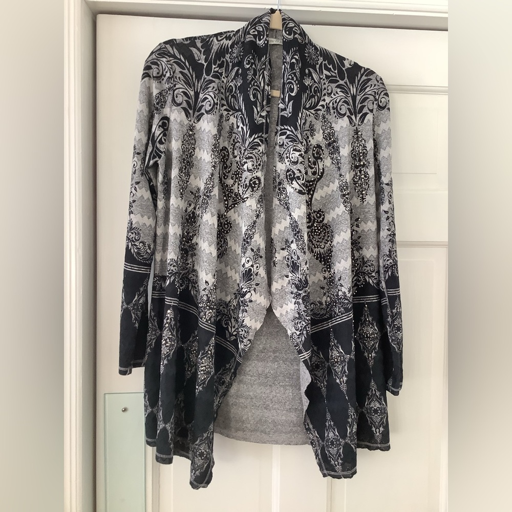 Grey and black patterned topper. Sparkly grey stones.